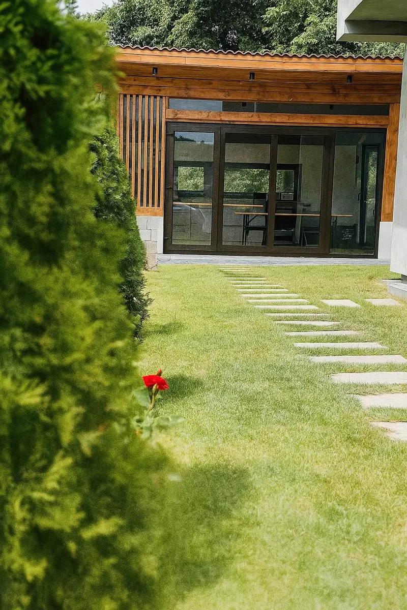Casa Frătilă — foișor și grădină