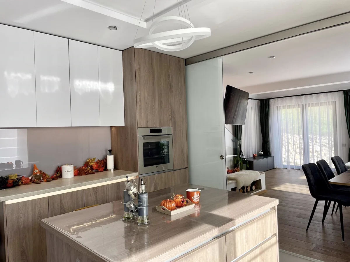 Fully equipped kitchen with autumn décor
